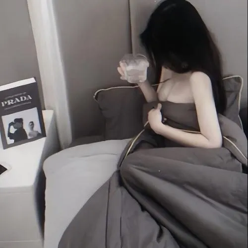 Váy ngủ xuyên thấu mỏng ôm dáng gái xinh trong không gian riêng