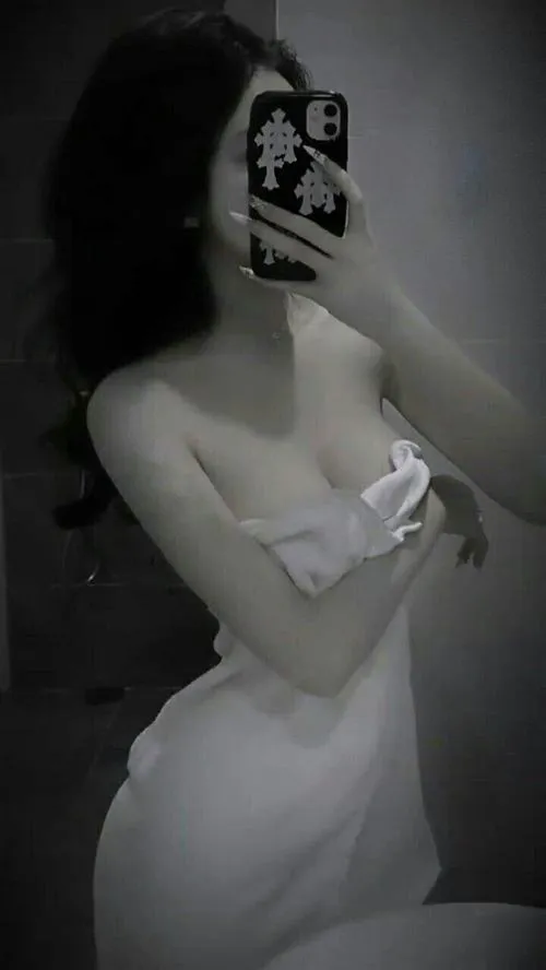 Lingerie ngủ khoe bờ vai với ánh đèn dịu