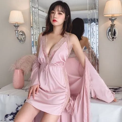 Hình ảnh áo ngủ ren lan tỏa trên Facebook