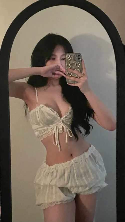 Dây vai mảnh khiến áo ngủ thêm lả lơi