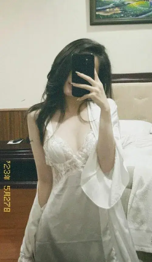 Váy ngủ gợi cảm trong không gian phòng ngủ