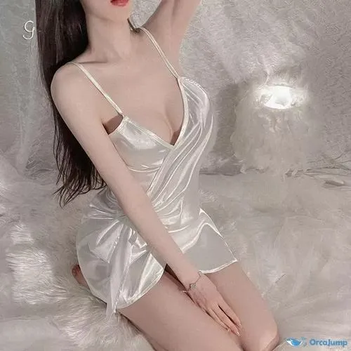 Cổ áo trễ khoe xương quai xanh mong manh