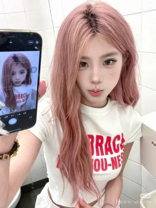 Trẻ trung cùng biểu cảm trong trẻo dịu dàng