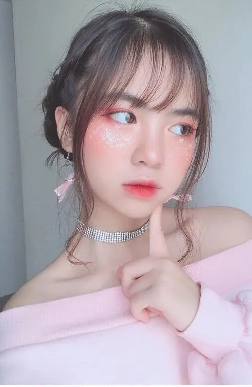 Makeup gồm son và má nâng biểu cảm xinh