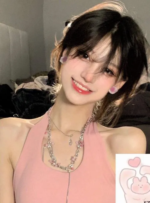 Phong cách pinky tôn da trắng sáng trong ánh sáng