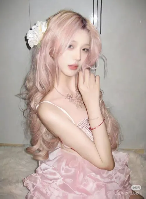 Màu hồng làm nổi da dưới ánh sáng dịu mềm mại