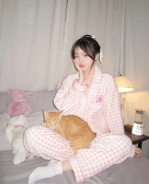 Ảnh gái xinh mặc đồ pinky nhẹ nhàng mà cuốn không tưởng