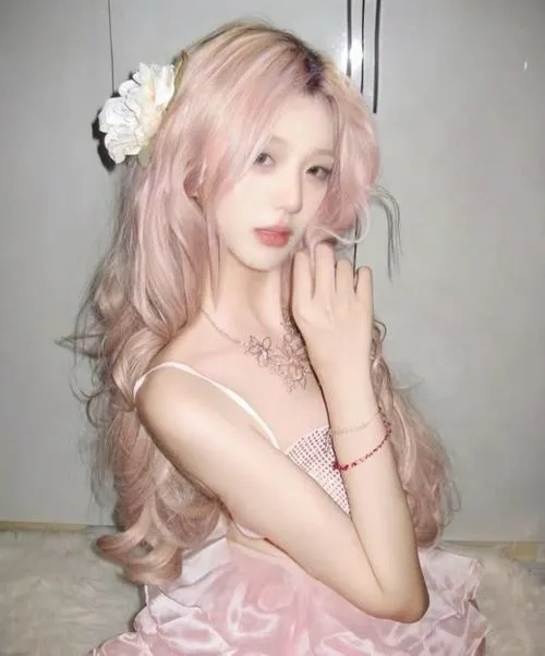 Pose nhẹ hợp concept cùng biểu cảm định vibe