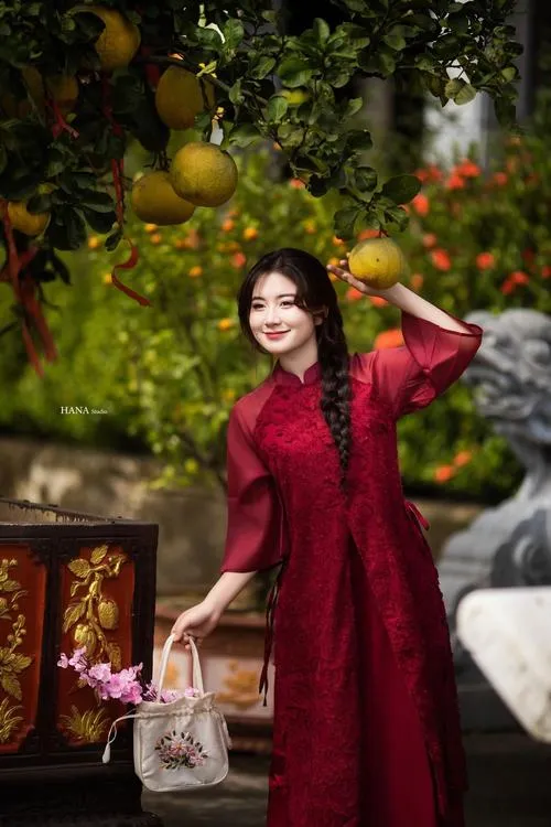 Gái xinh khoe cổ áo thanh thoát của áo dài