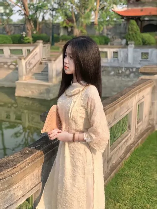 Thiếu nữ ngày Tết mặc trang phục Tết giữa không gian Tết