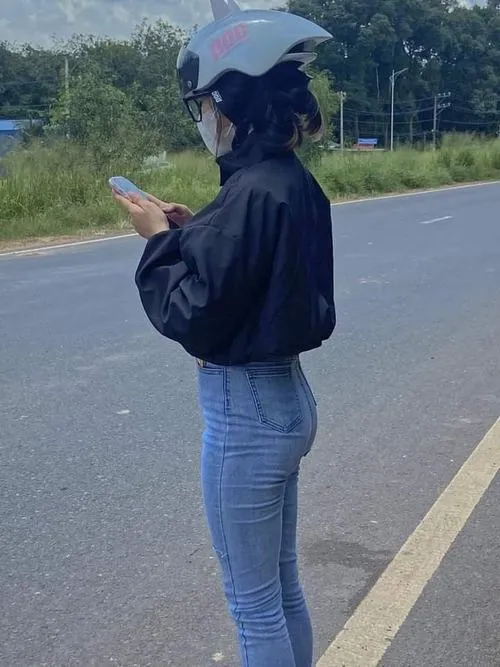 Người mẫu ảnh khoe quần jean bó đầy thần thái