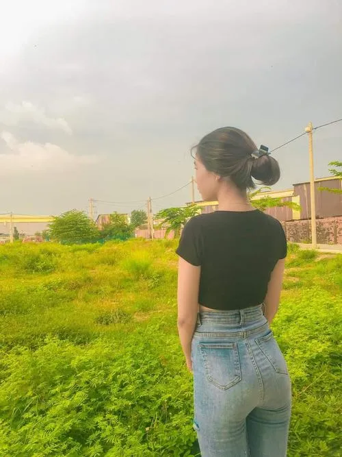 Nhìn là thấy mê với gái xinh jean bó tôn dáng