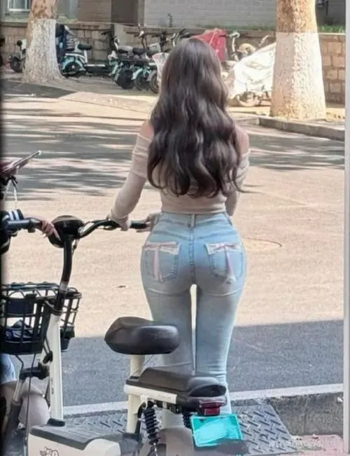 Gần gũi đời sống qua outfit jean bó ôm sát