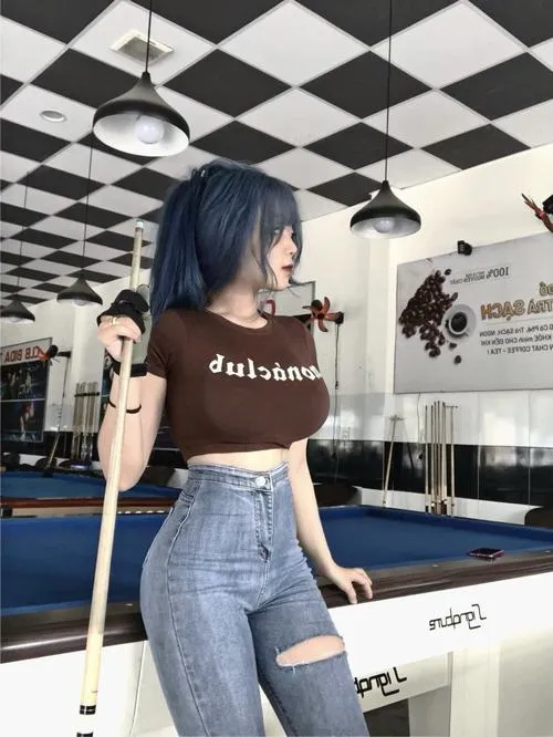 Girl fitness dáng chuẩn diện jean bó tự nhiên