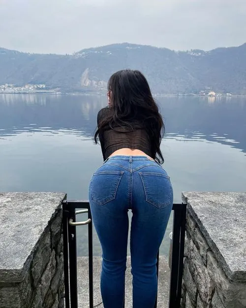 Càng xem càng cuốn bởi body chuẩn jean bó