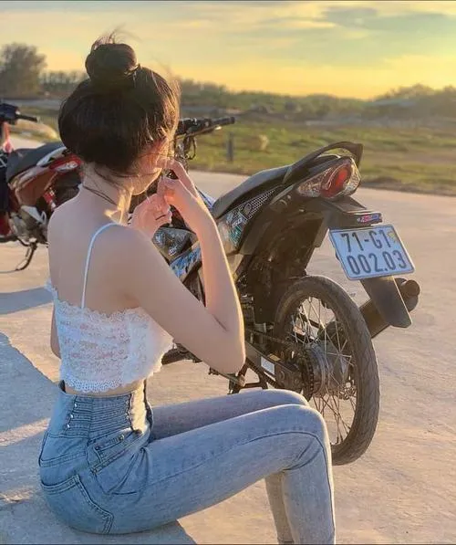 Hot girl mạng xã hội chọn phong cách đời thường jean