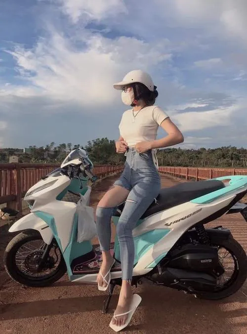 Quần jean và vòng eo tạo tôn dáng gợi cảm