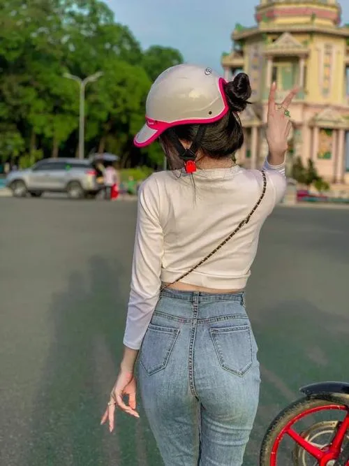 Quần jean và đôi chân mang dáng chuẩn body