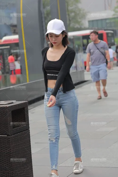 Outfit và thần thái tạo trang phục và cảm xúc