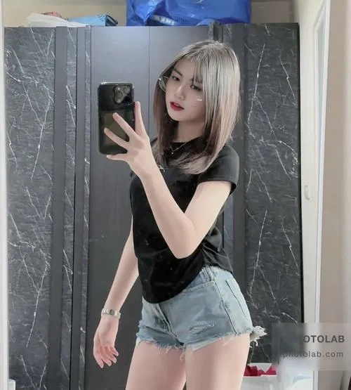 Bộ ảnh gái xinh quần jean bó đơn giản nhưng khiến anh em đứng hình