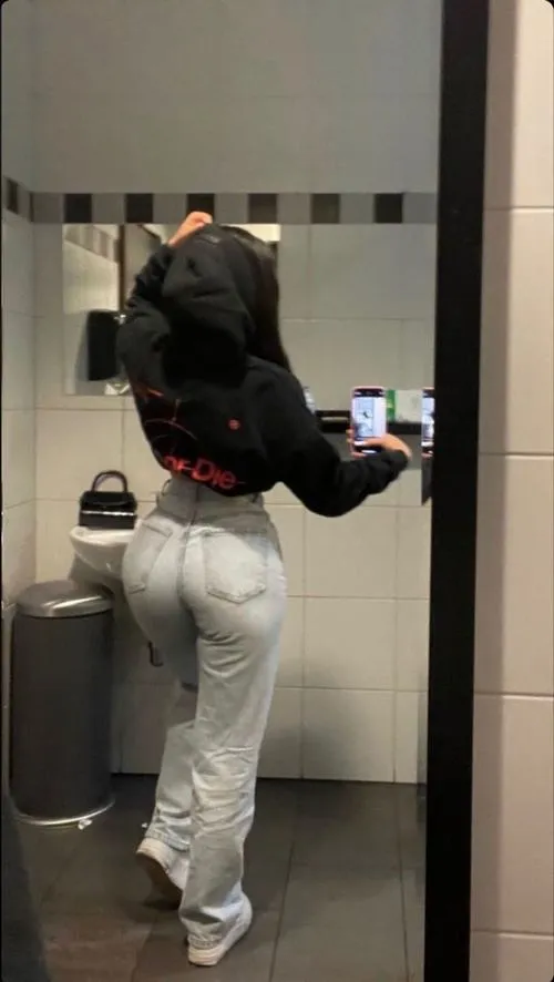 Gái xinh diện quần jean bó phong cách đời thường mà cuốn lạ