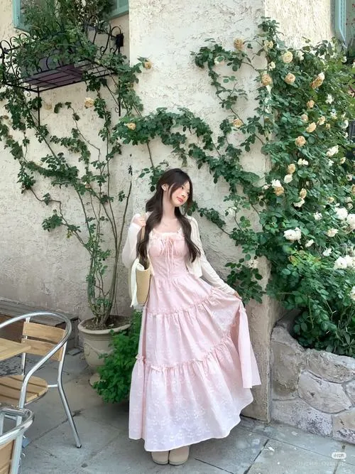 Cô nàng xinh đẹp diện váy đen mang cảm giác cuốn hút trầm lắng