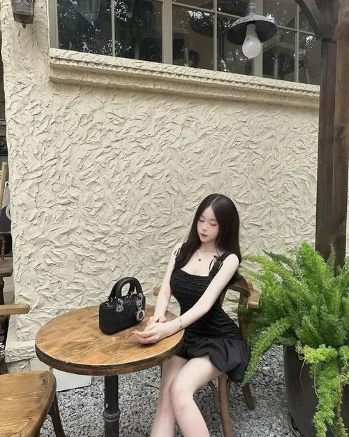 Gái xinh mặc váy công sở toát lên vẻ trưởng thành thanh lịch