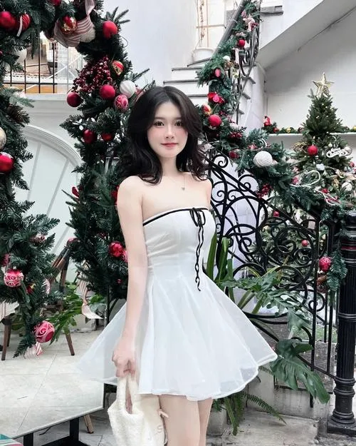 Thiếu nữ dịu dàng khoác váy trắng gợi sự trong trẻo nhẹ nhàng