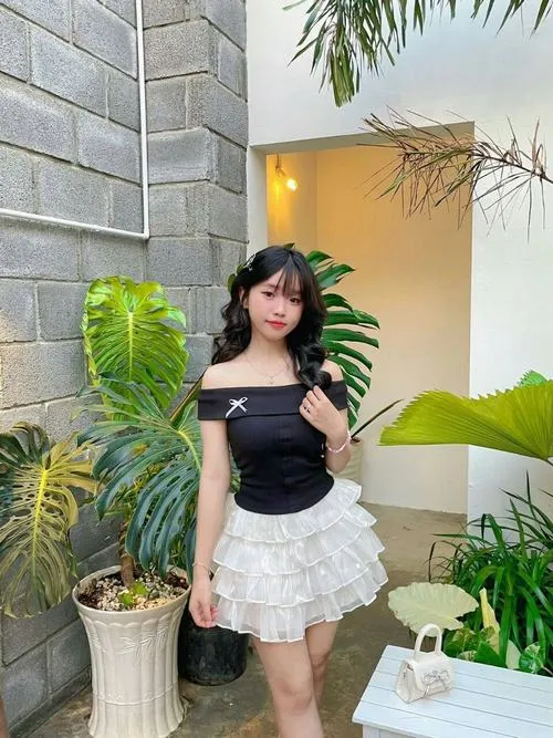 Gái đẹp mặc váy ngắn tạo khung hình thu hút ánh nhìn