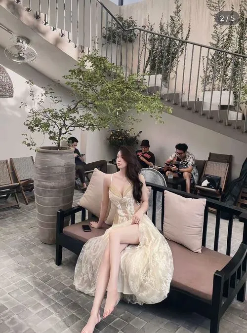 Gái xinh ánh mắt cuốn hút hòa cùng trang phục váy