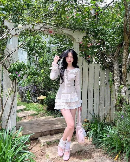 Thiếu nữ xinh mặc váy tôn dáng hòa cùng thần thái ảnh