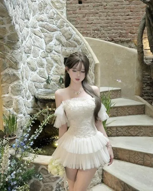 Thiếu nữ dịu dàng nở nụ cười nhẹ bên váy