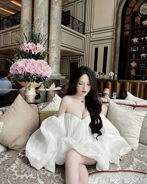 Cô nàng xinh diện váy body khoe khoe dáng tự nhiên