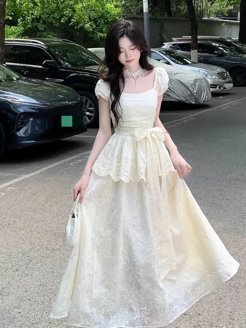 Cô nàng trẻ chọn váy theo chất liệu vải nhẹ nhàng