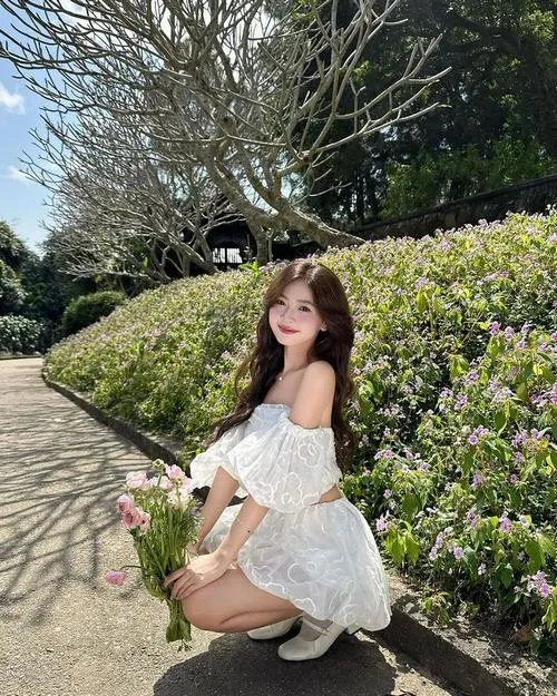 Cô gái trẻ theo phong cách nữ tính cùng thời trang đời thường