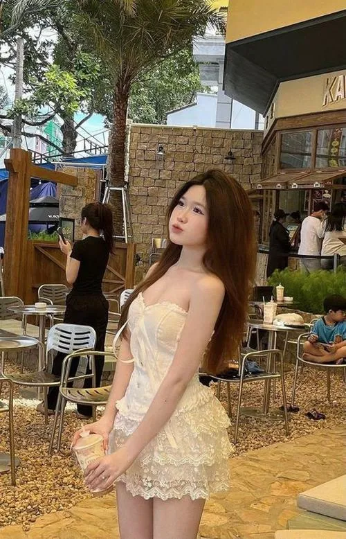 Ngắm gái xinh mặc váy đen trắng đơn giản mà hút mắt