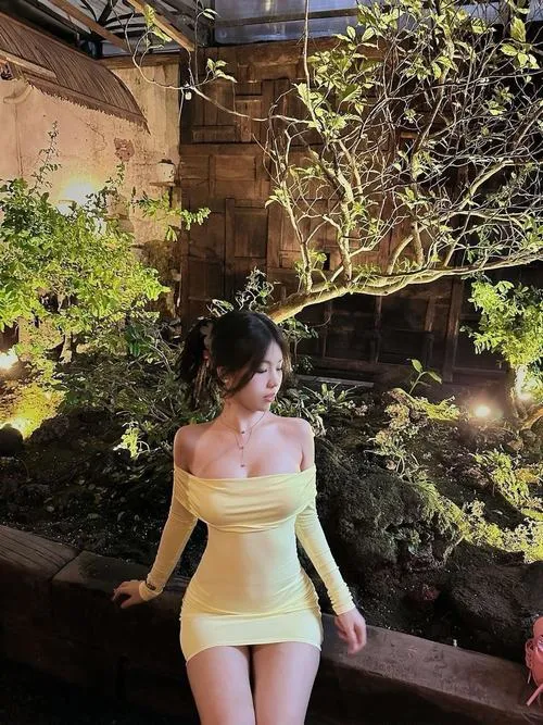 Gái xinh mặc váy siêu ngắn tạo điểm nhấn ánh nhìn nghệ thuật