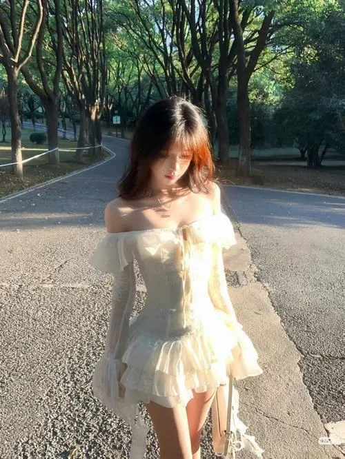 Cô gái đẹp mặc váy ngắn khoe đôi chân thon đầy cuốn hút