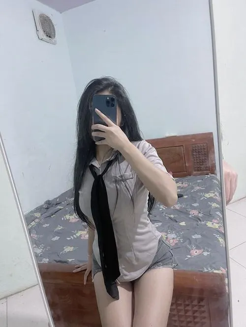 Áo sơ mi trắng kết hợp váy ngắn làm nổi bật thần thái gái đẹp