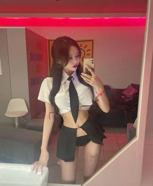 Phong cách công sở hiện đại qua ảnh gái xinh váy ngắn sơ mi trắng