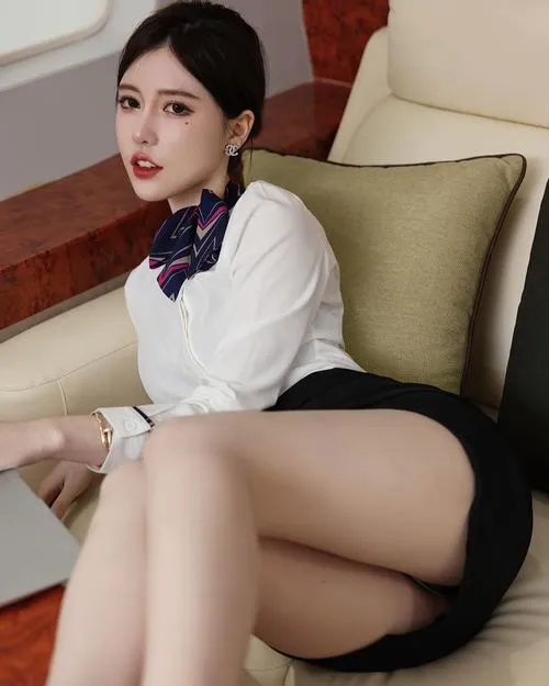 Gái xinh đi làm chọn màu trung tính rất nền nã