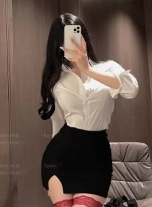 Gái xinh công sở khoe đôi chân thon gọn tinh tế