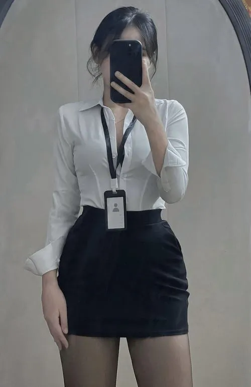 Cô nàng văn phòng diện váy ngắn chuẩn công sở đầy chỉn chu