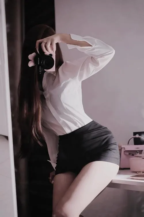 Hot girl công sở mặc áo sơ mi trắng tạo nét tinh khôi