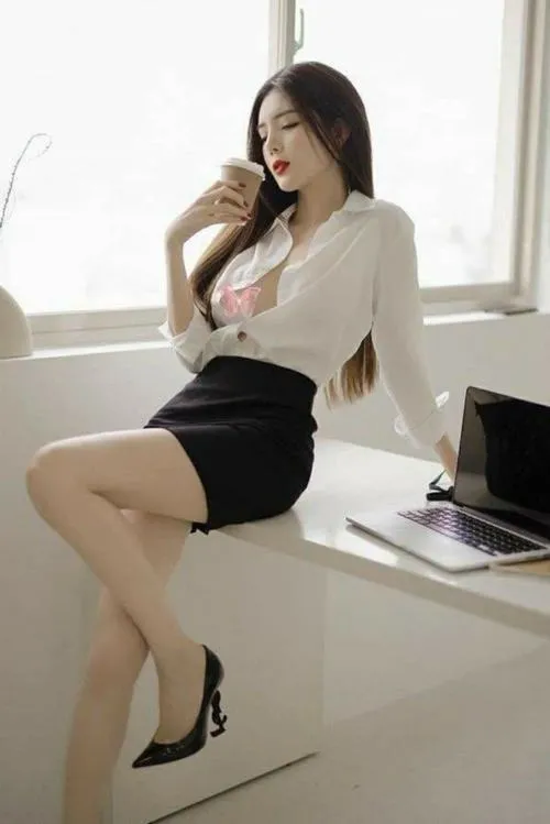 Cô nàng công sở hiện đại mặc váy ngắn nhưng vẫn chuẩn mực