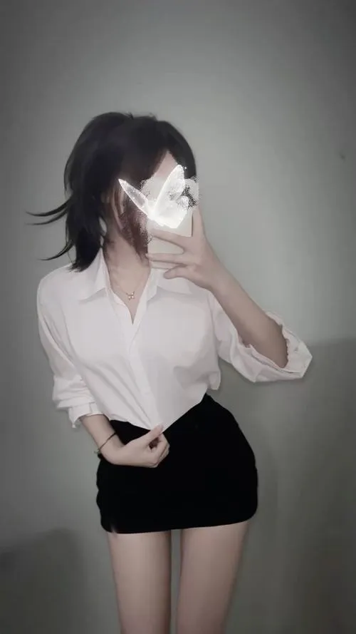 Ảnh gái xinh mặc váy công sở ngắn với áo sơ mi trắng đầy cuốn hút