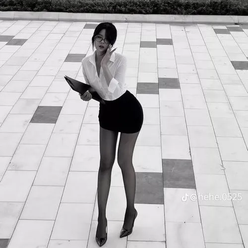 Váy công sở ngắn và áo sơ mi trắng tôn trọn nét đẹp gái xinh