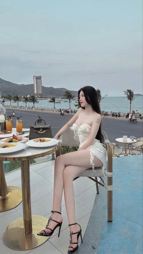 Gái xinh váy ngắn mang vẻ đẹp nữ tính tự nhiên