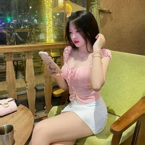 Trẻ trung lan tỏa từ gái xinh mặc váy ngắn