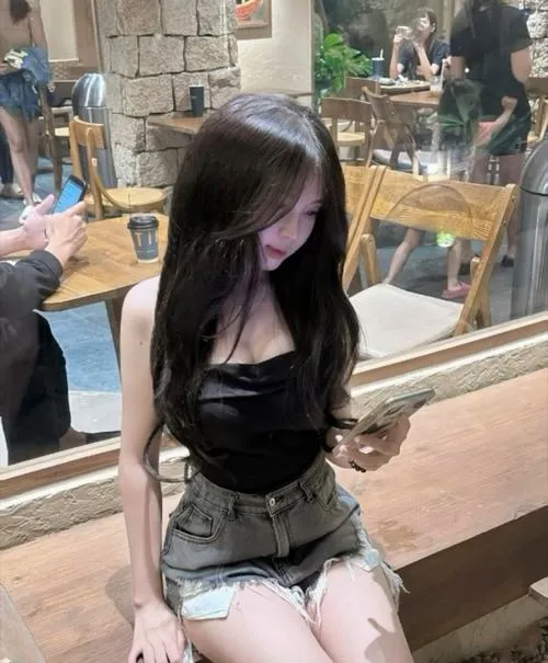 Gợi cảm nhẹ nhàng khi hot girl diện váy ngắn